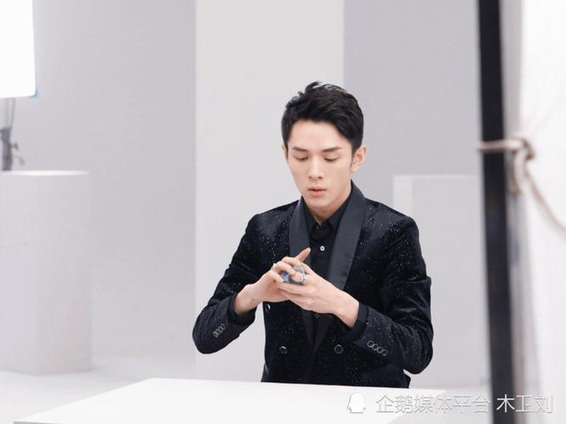 绝了！李佳琦张予曦赵昭仪巴黎无驾照骑车？这离谱剧情谁写的！