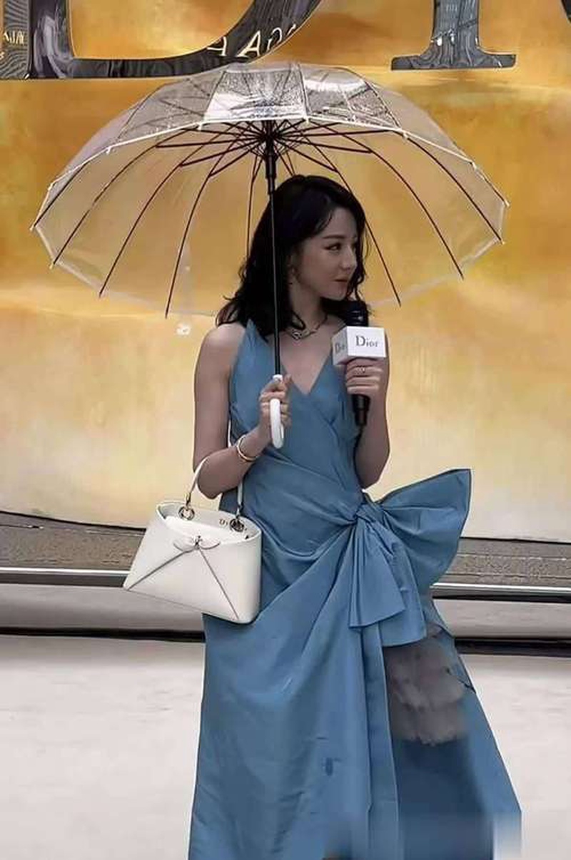 热巴居然去卖九块九咖啡了?这波操作我直呼看不懂但又很绝