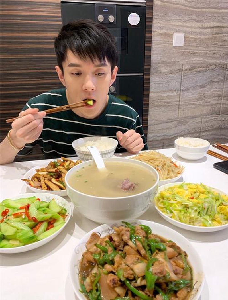 绝了！李佳琦张予曦赵昭仪巴黎无驾照骑车？这离谱剧情谁写的！
