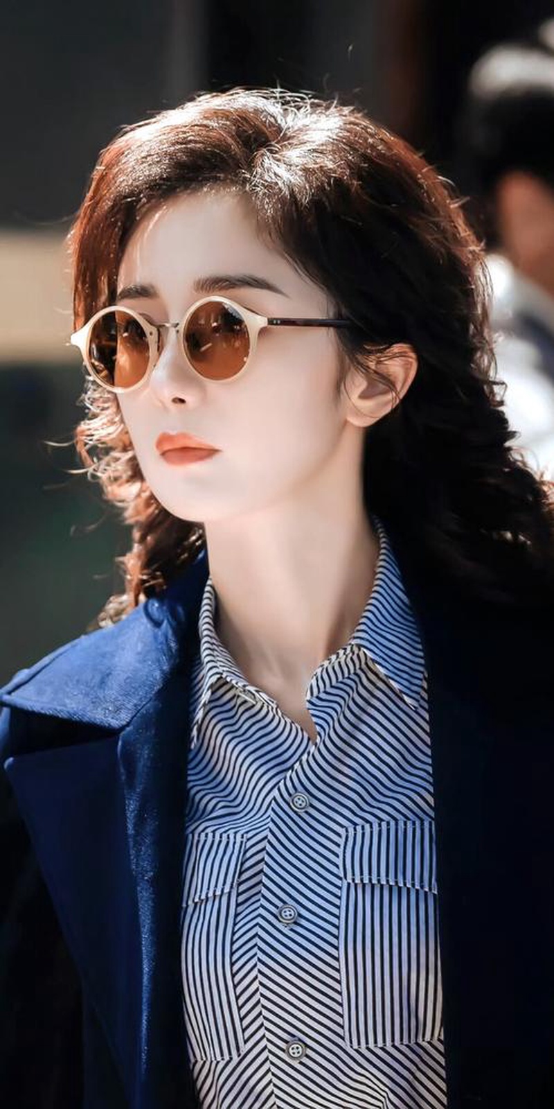 救命!杨紫给杨幂弄裙摆这波是真姐妹吧我直接嗑死